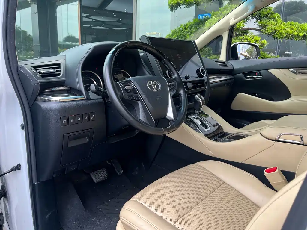 Toyota Alphard — фото 2