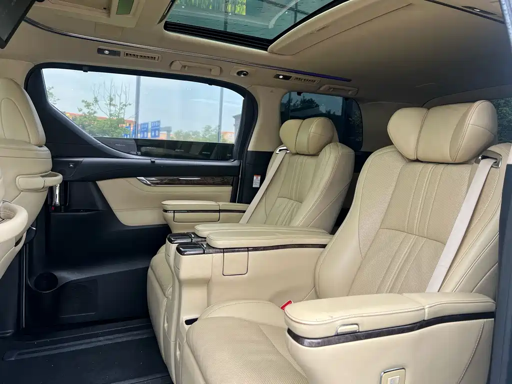 Toyota Alphard — фото 3