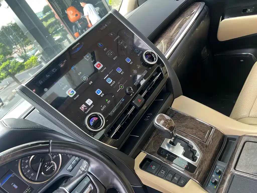 Toyota Alphard — фото 5