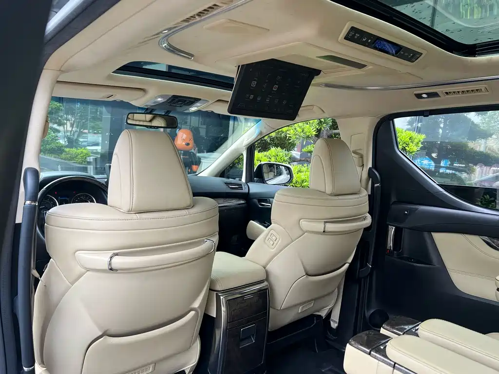 Toyota Alphard — фото 9