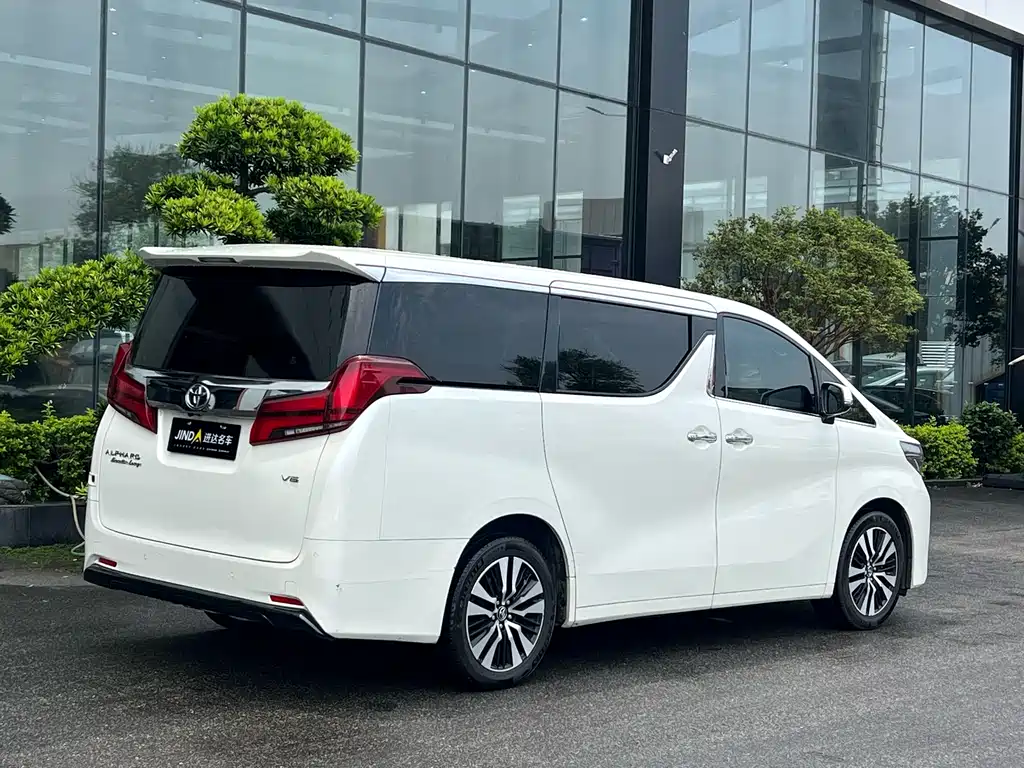 Toyota Alphard — фото 10