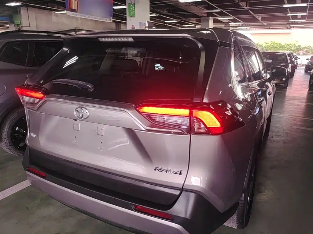 Toyota RAV4 — фото 7