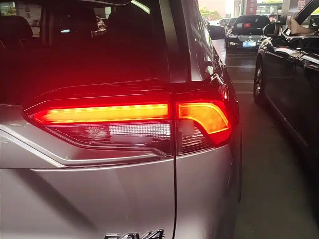 Toyota RAV4 — фото 8