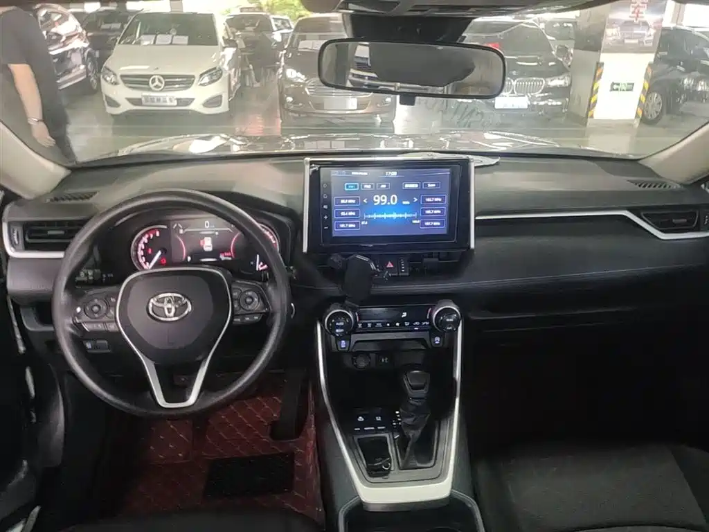 Toyota RAV4 — фото 10