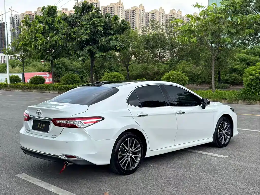 Toyota Camry — фото 5