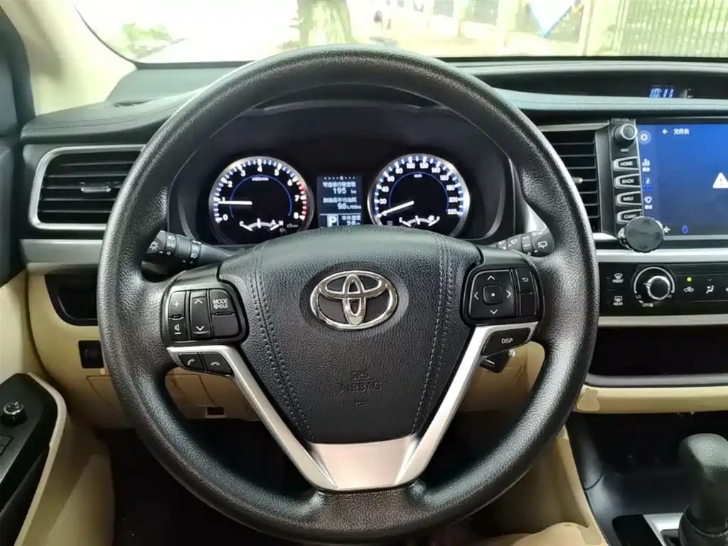 Toyota Highlander — фото 11