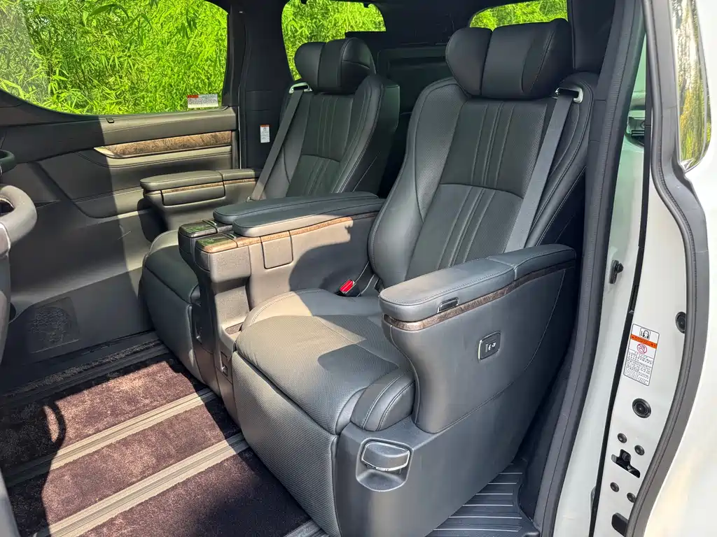 Toyota Alphard — фото 5