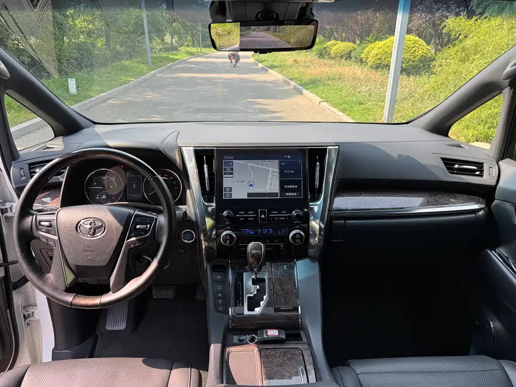 Toyota Alphard — фото 6