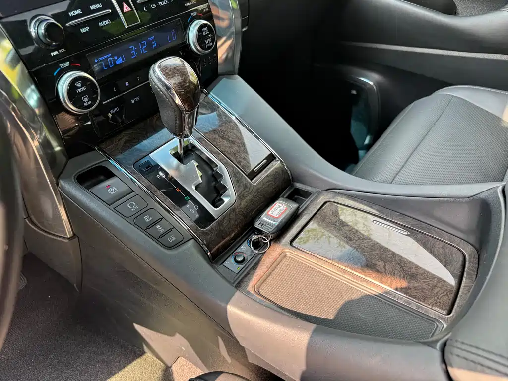Toyota Alphard — фото 9