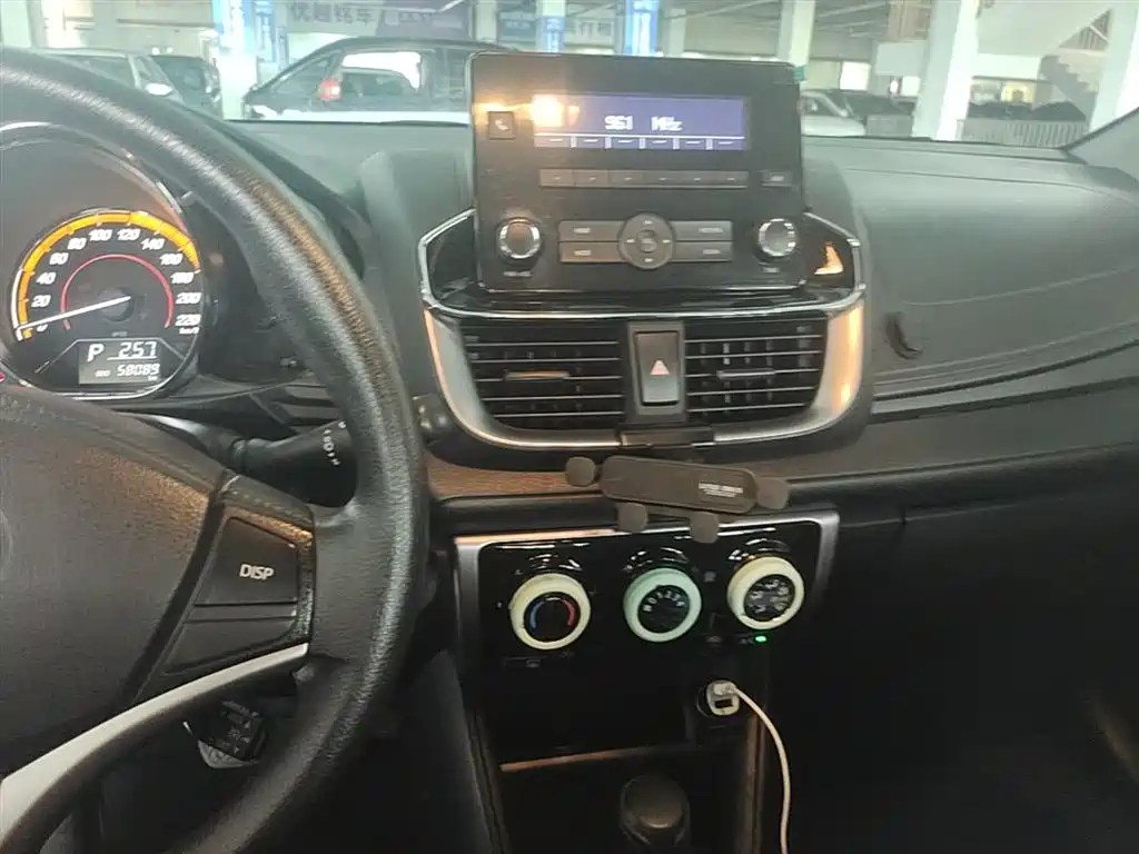 Toyota Yaris L — фото 10