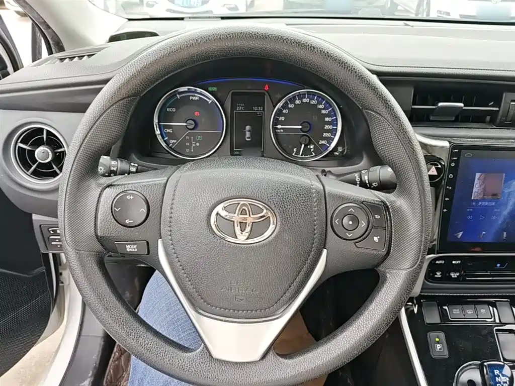 Toyota Corolla Hybrid — фото 10