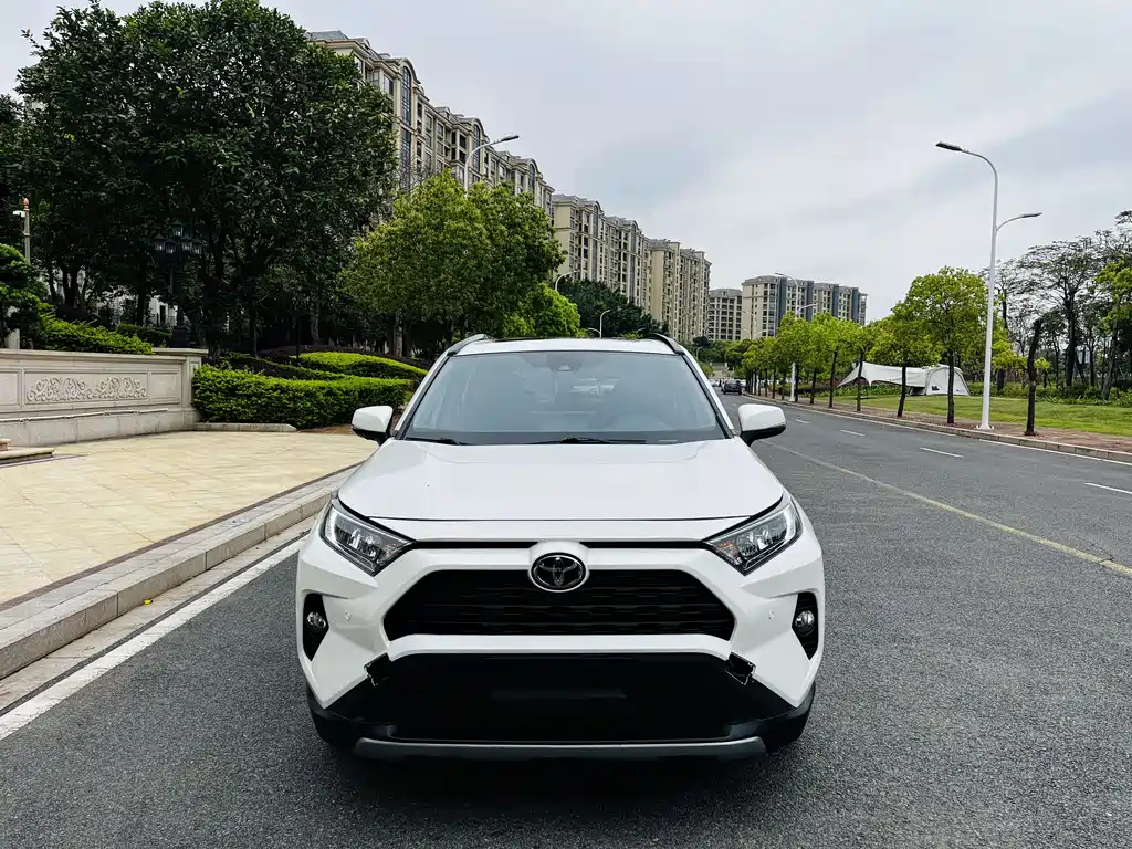 Toyota RAV4 — фото 2