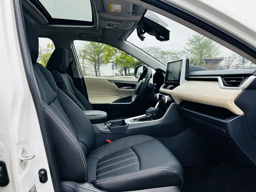 Toyota RAV4 — фото 11