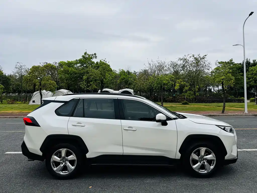 Toyota RAV4 — фото 14