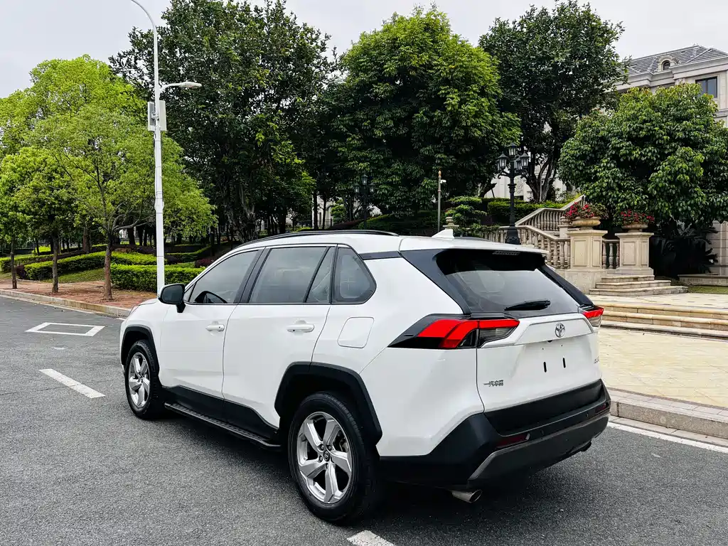 Toyota RAV4 — фото 20
