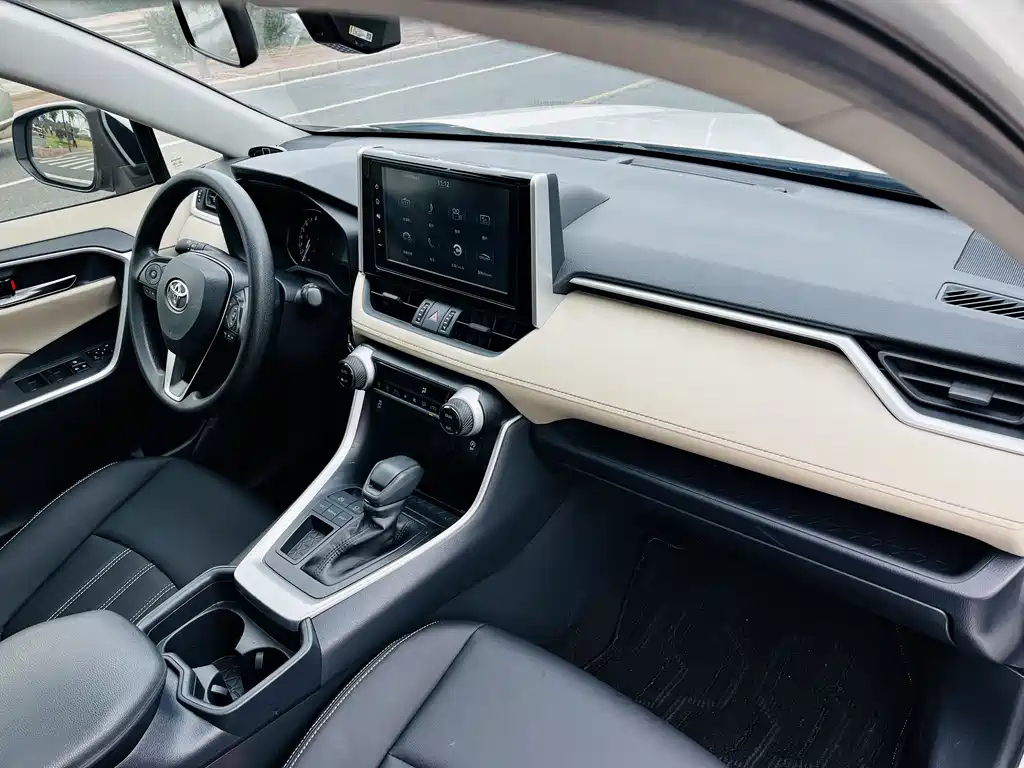 Toyota RAV4 — фото 3