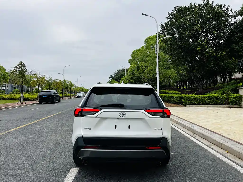 Toyota RAV4 — фото 21
