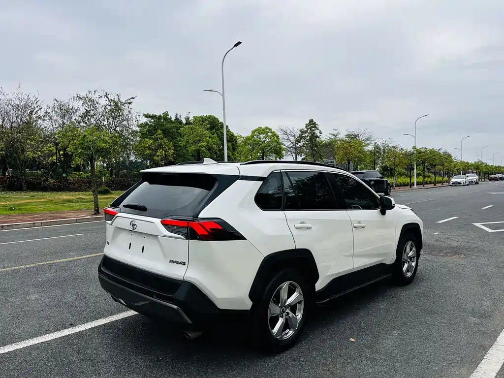 Toyota RAV4 — фото 22