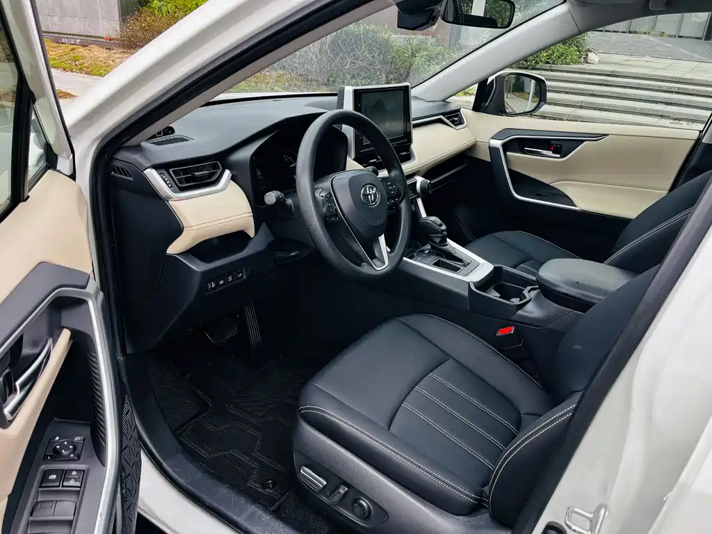Toyota RAV4 — фото 4