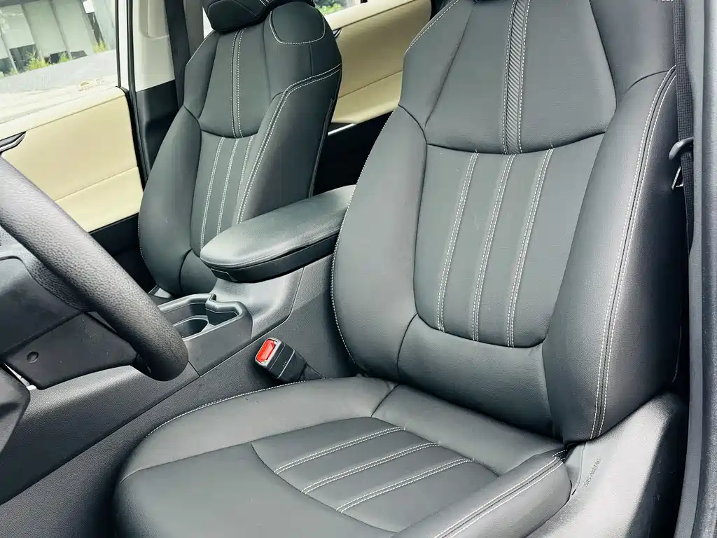 Toyota RAV4 — фото 6