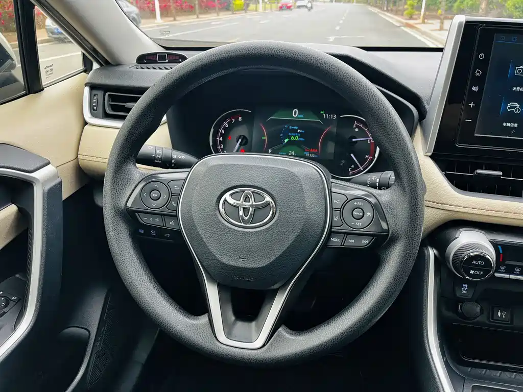 Toyota RAV4 — фото 7