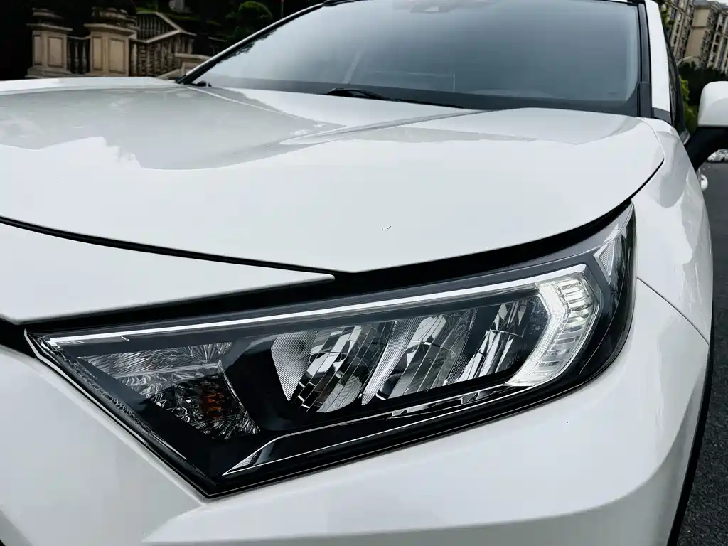 Toyota RAV4 — фото 9
