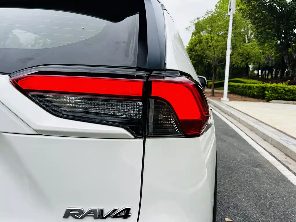 Toyota RAV4 — фото 10