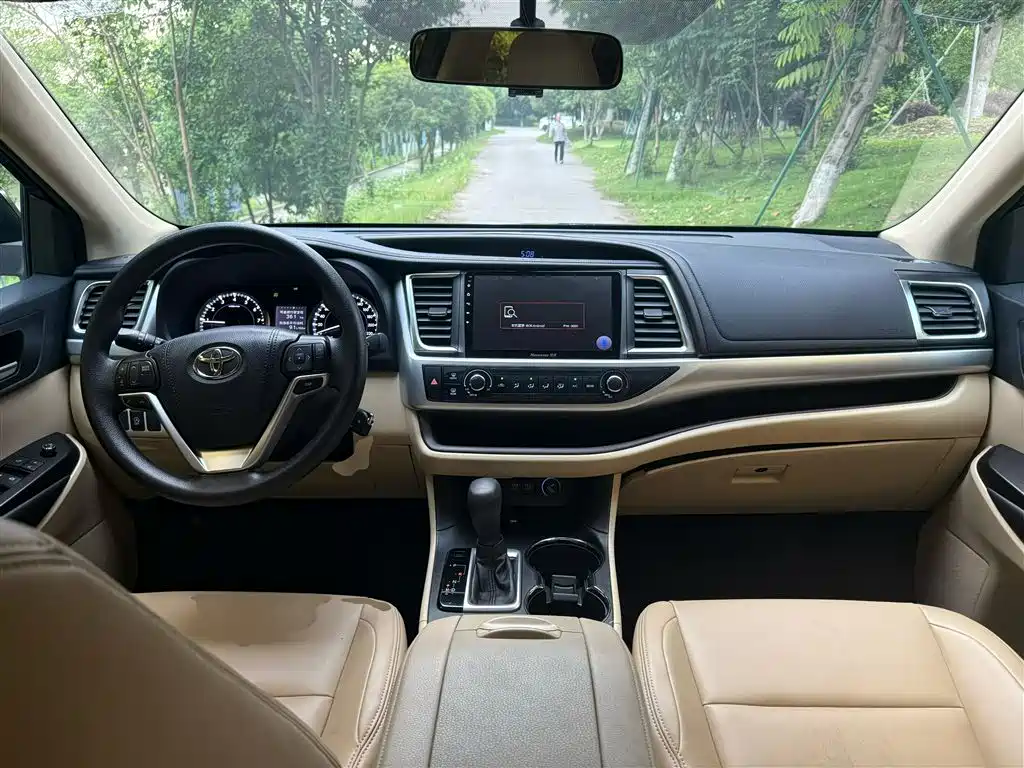 Toyota Highlander — фото 10