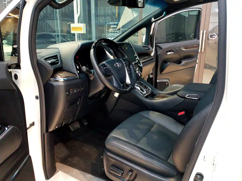 Toyota Vellfire — фото 10