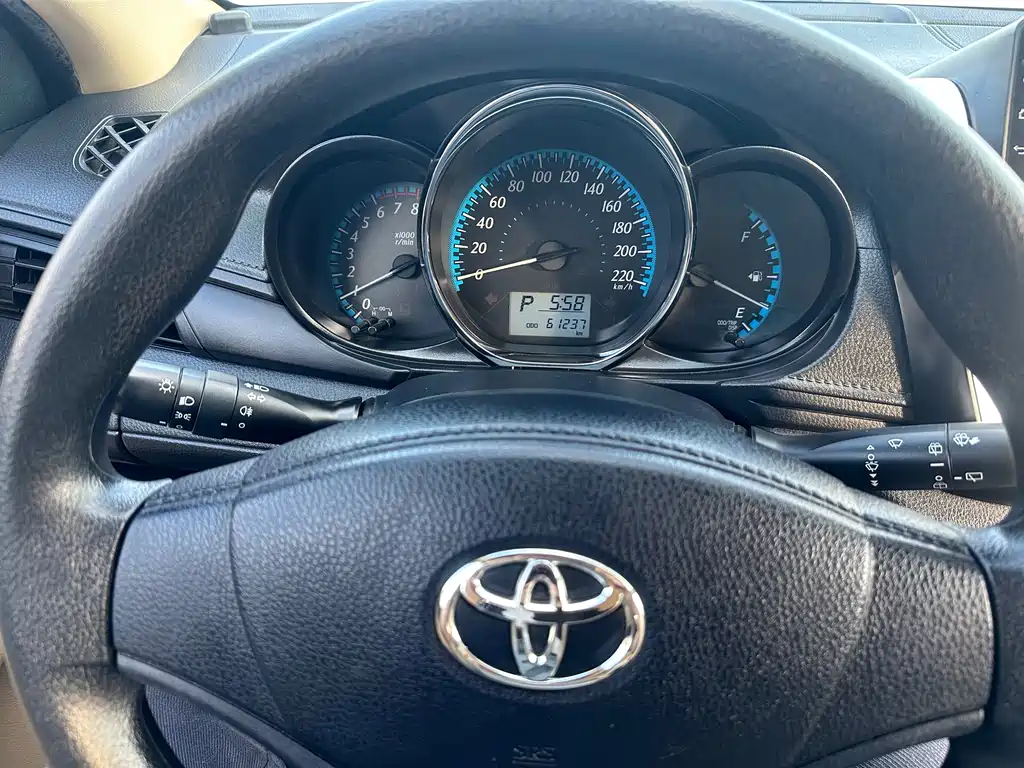Toyota Yaris L — фото 4