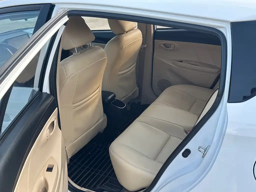 Toyota Yaris L — фото 5