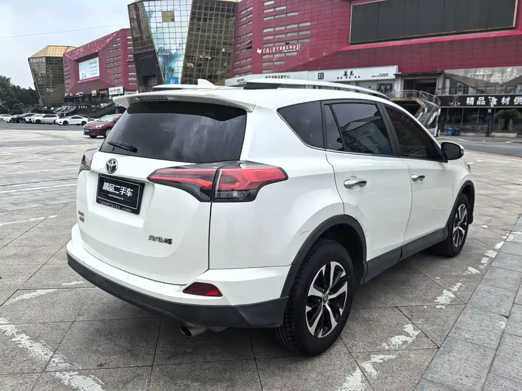 Toyota RAV4 — фото 4