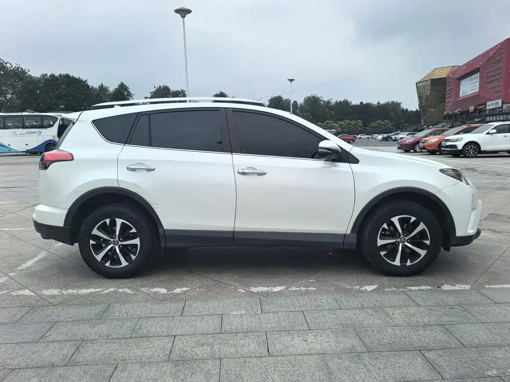 Toyota RAV4 — фото 5