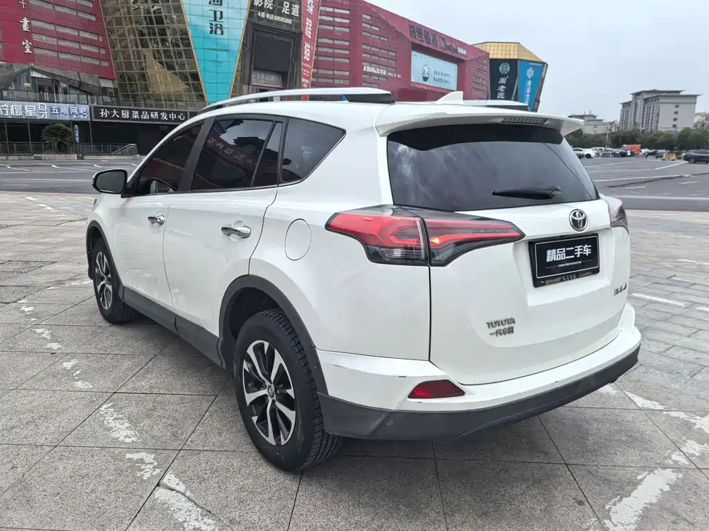 Toyota RAV4 — фото 6