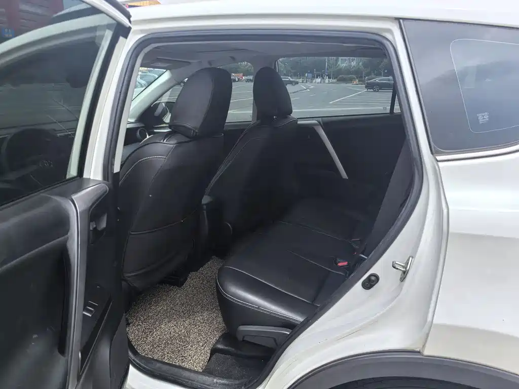 Toyota RAV4 — фото 7