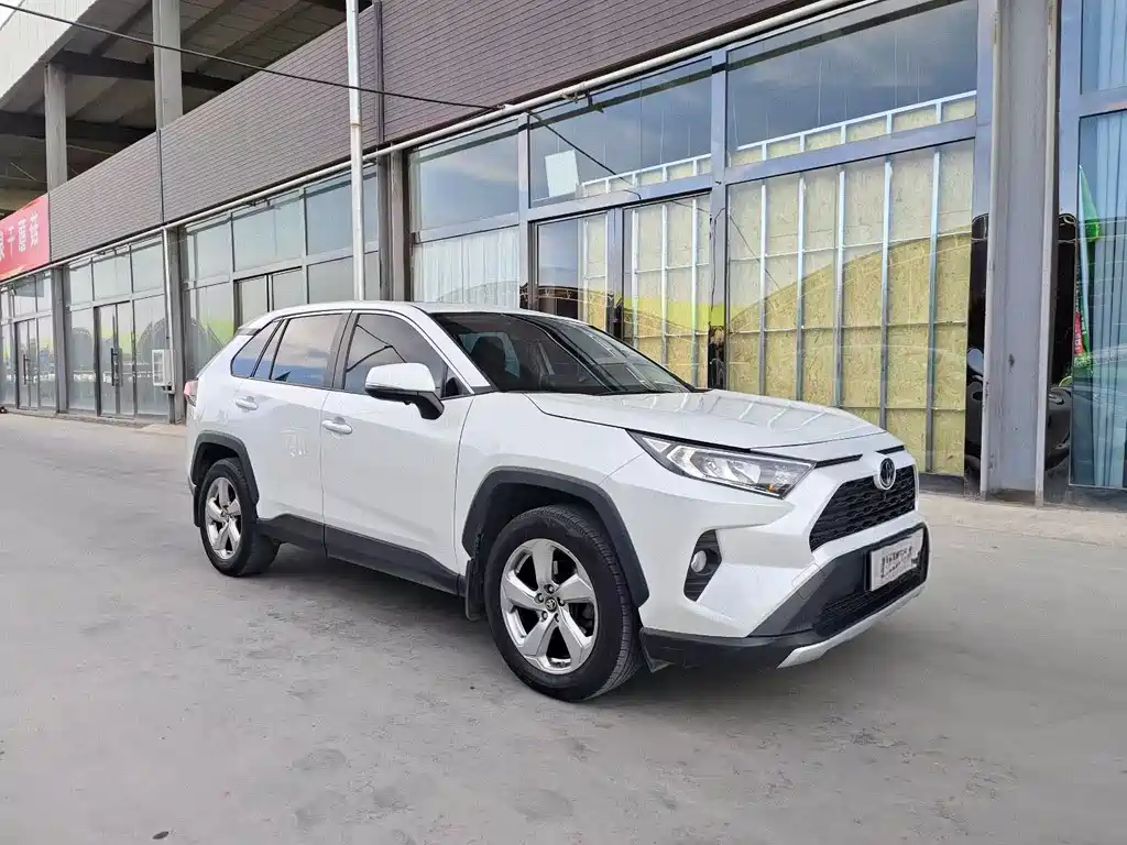 Toyota RAV4 — фото 3