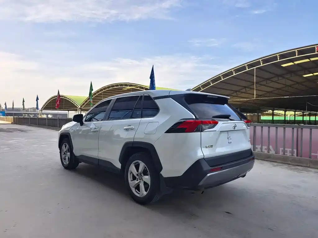 Toyota RAV4 — фото 4