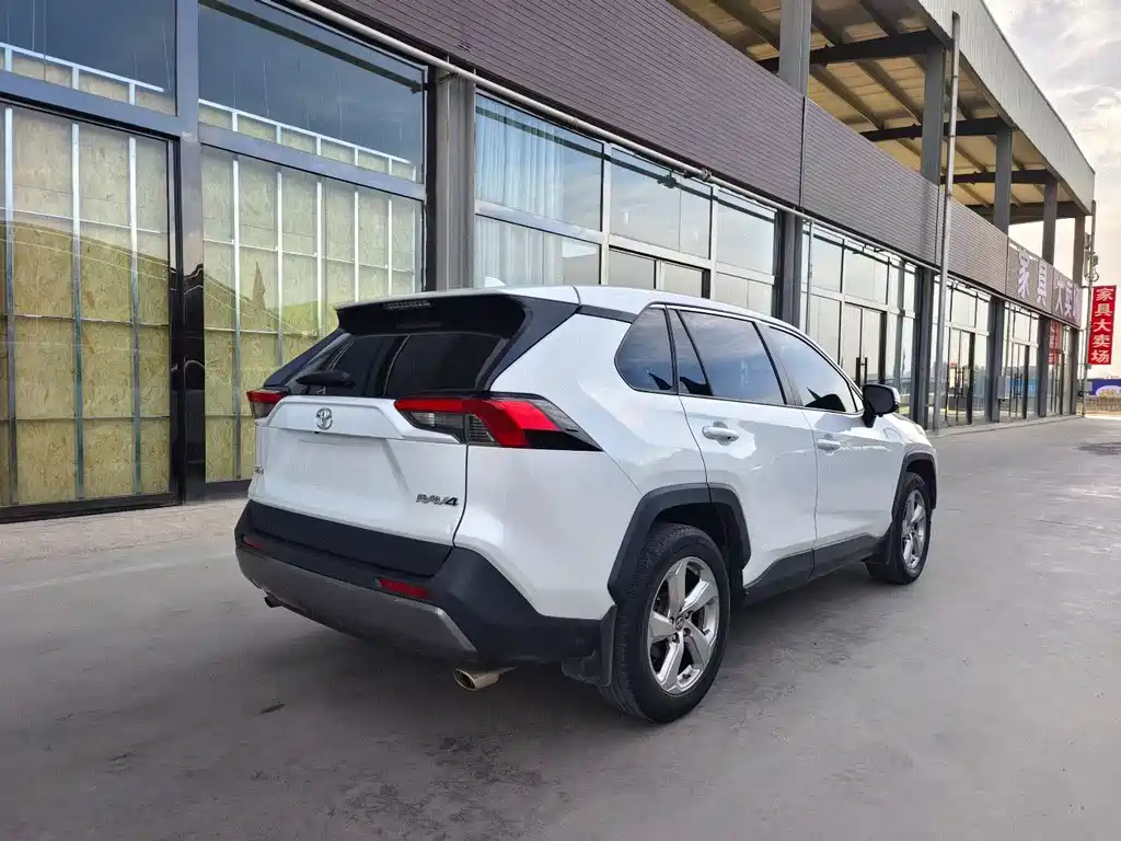 Toyota RAV4 — фото 6