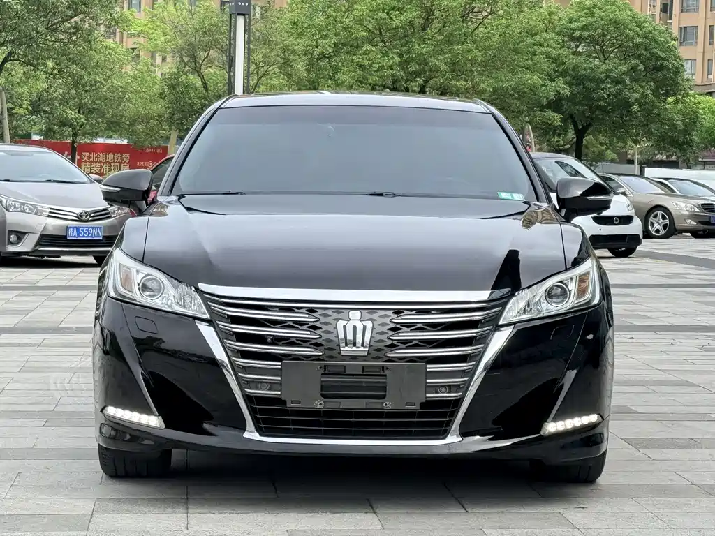 Toyota Crown — фото 2