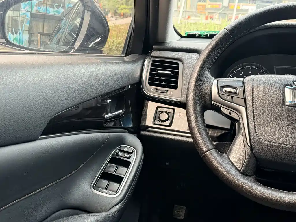 Toyota Crown — фото 14