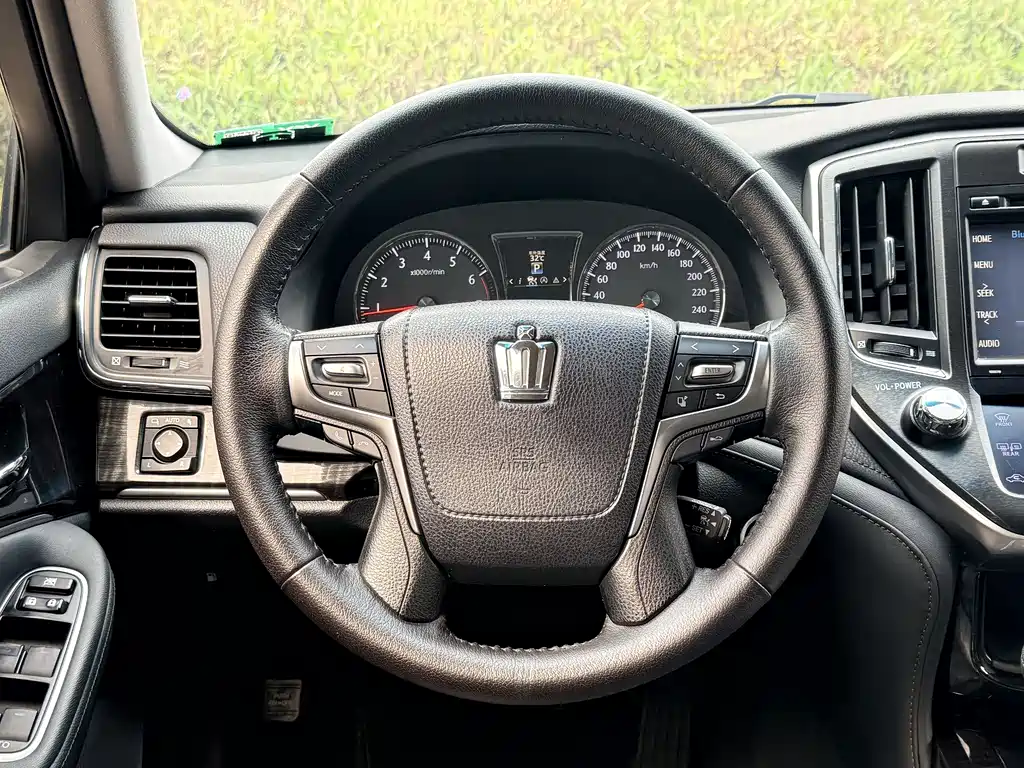 Toyota Crown — фото 10