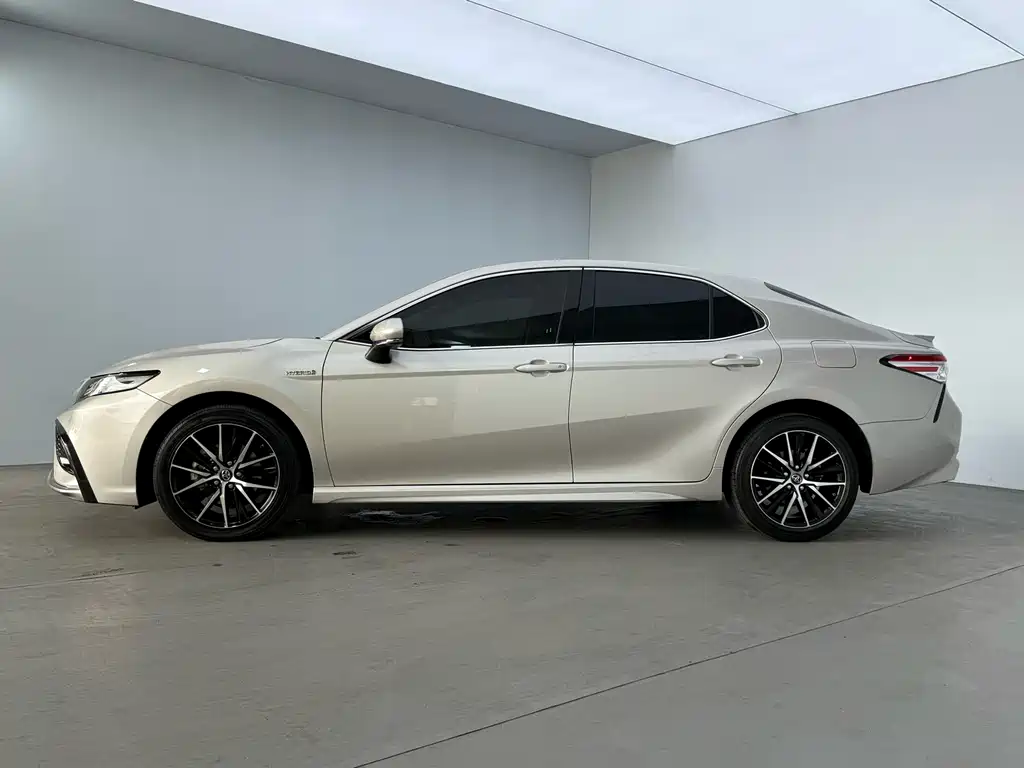 Toyota Camry — фото 7
