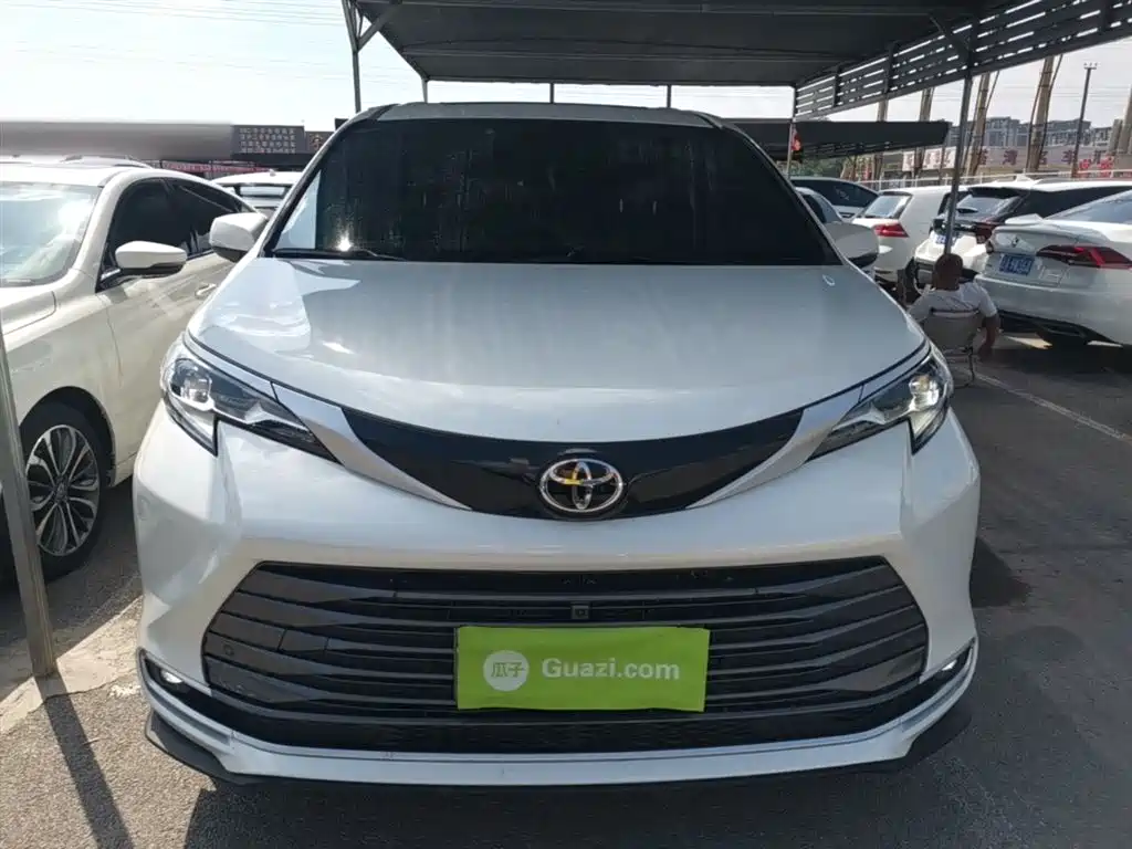 Toyota Sienna — фото 3