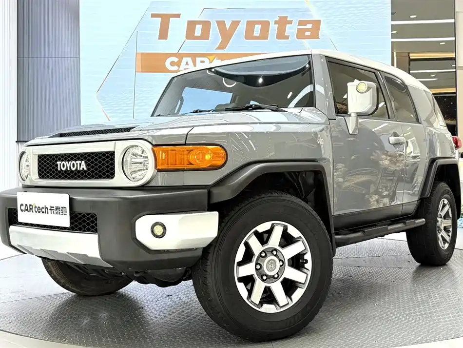 Toyota FJ Cruiser — фото 2