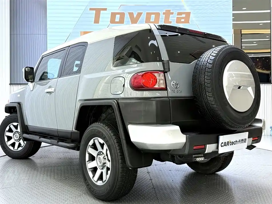Toyota FJ Cruiser — фото 5