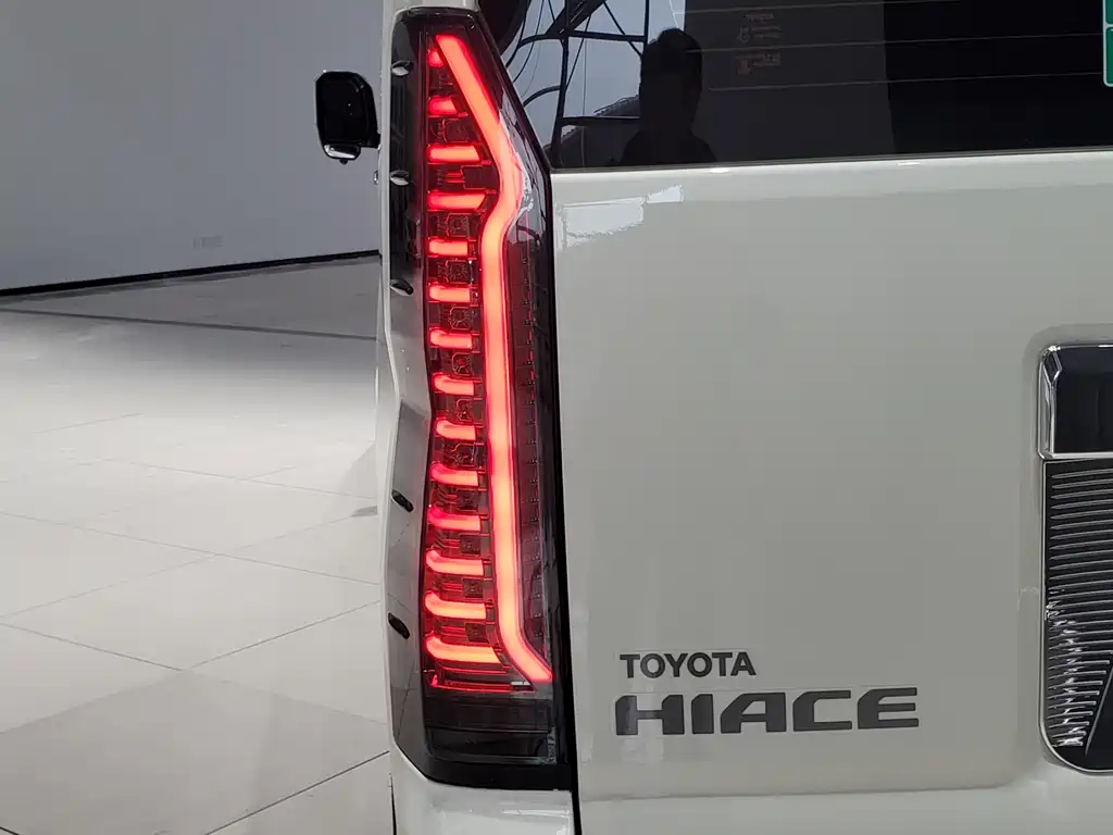 Toyota Hiace — фото 14