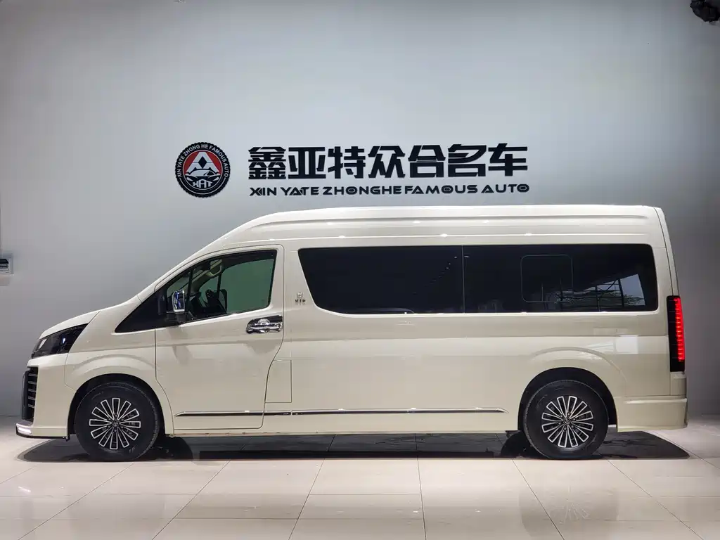 Toyota Hiace — фото 3