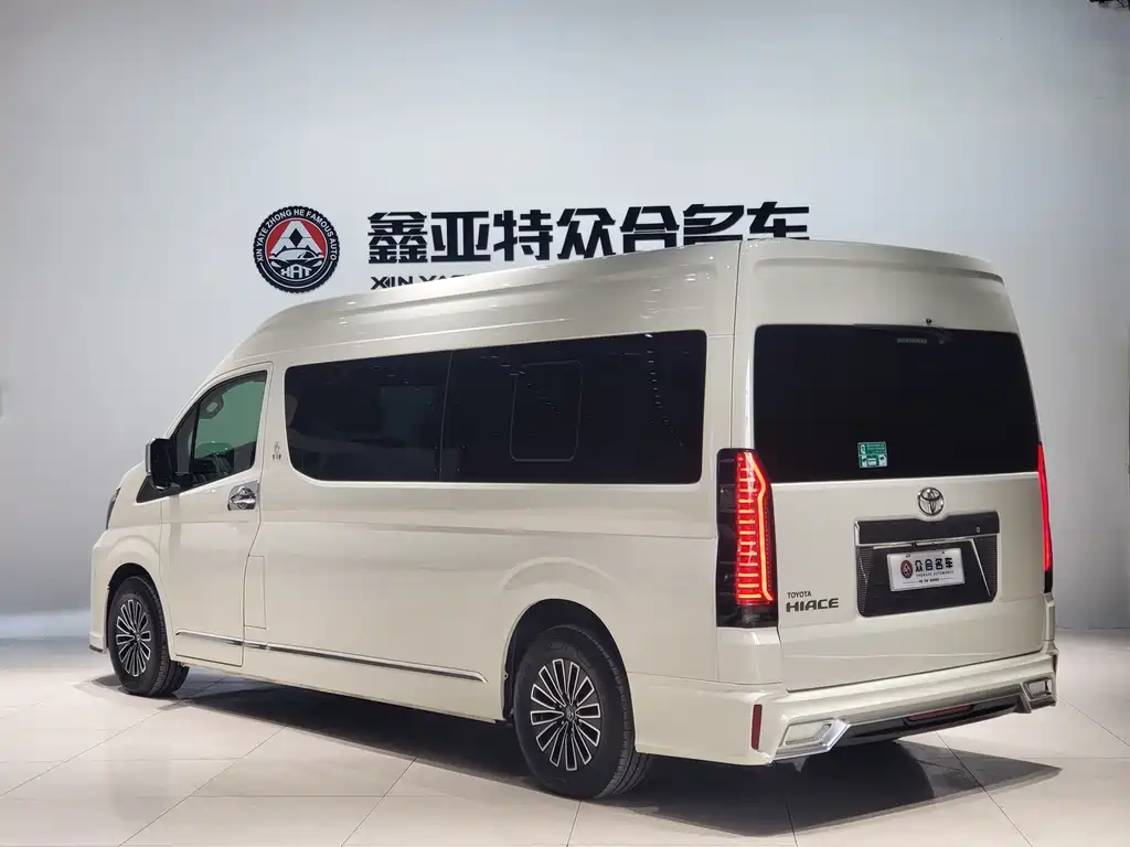 Toyota Hiace — фото 4