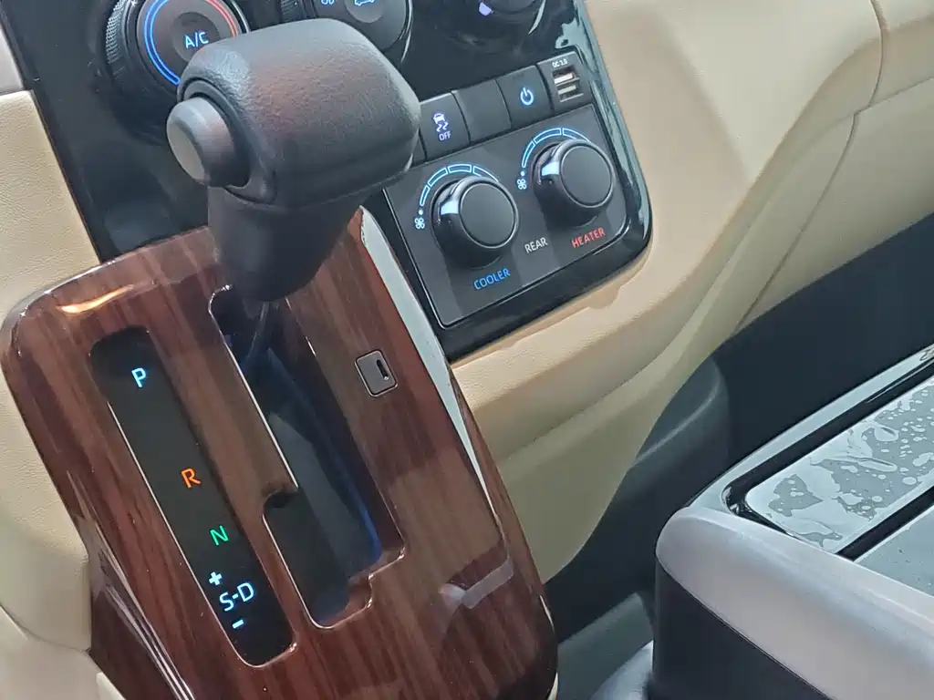 Toyota Hiace — фото 9