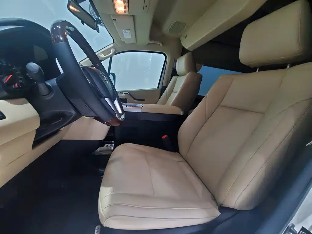 Toyota Hiace — фото 10